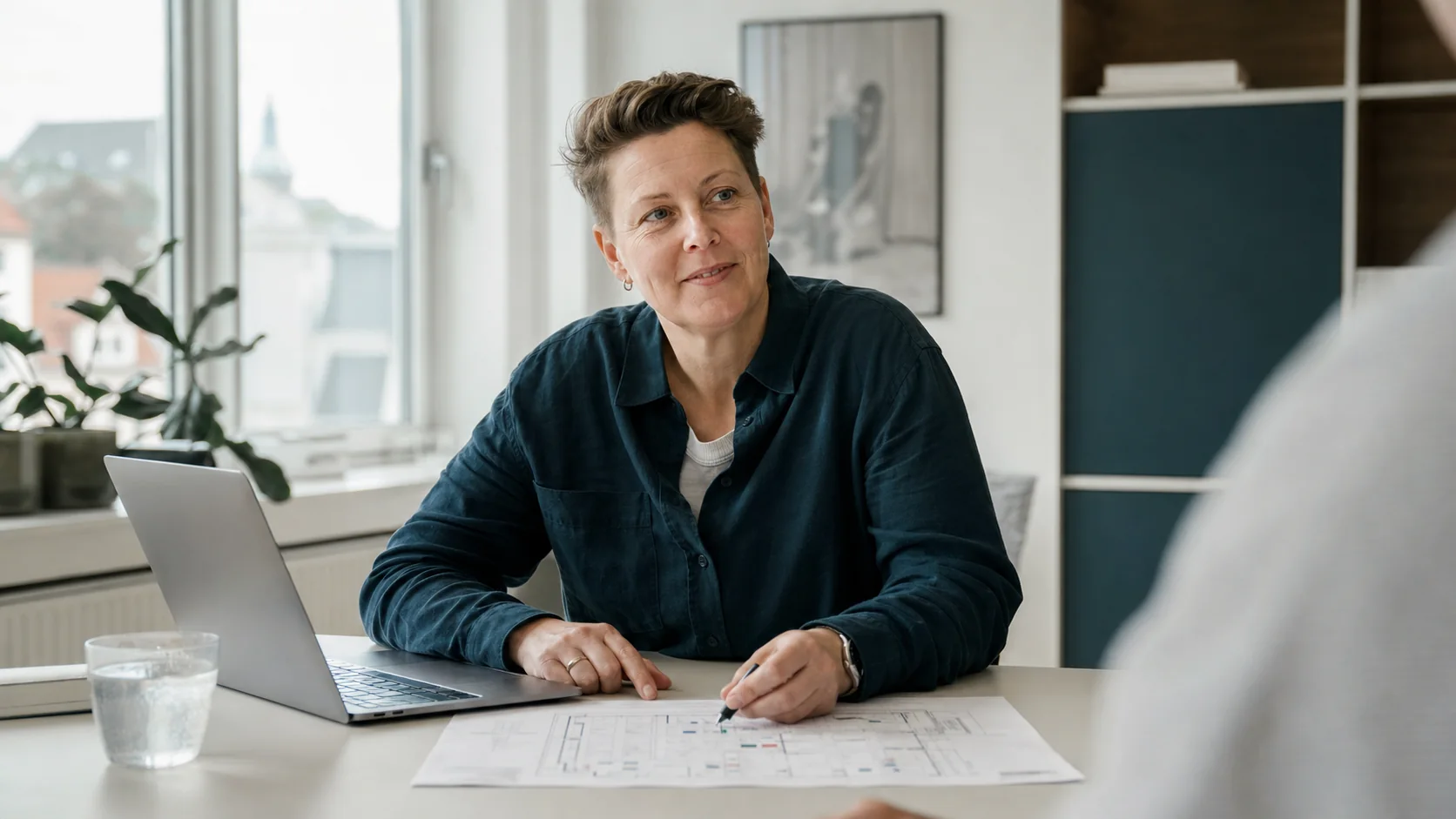 Venlig beredskabsrådgiver hjælper en organisation med at komme i gang